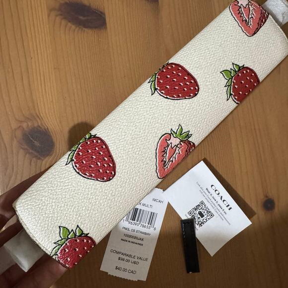 🍓Coach Pencil Case With Strawberry Print - Picture 10 of 10